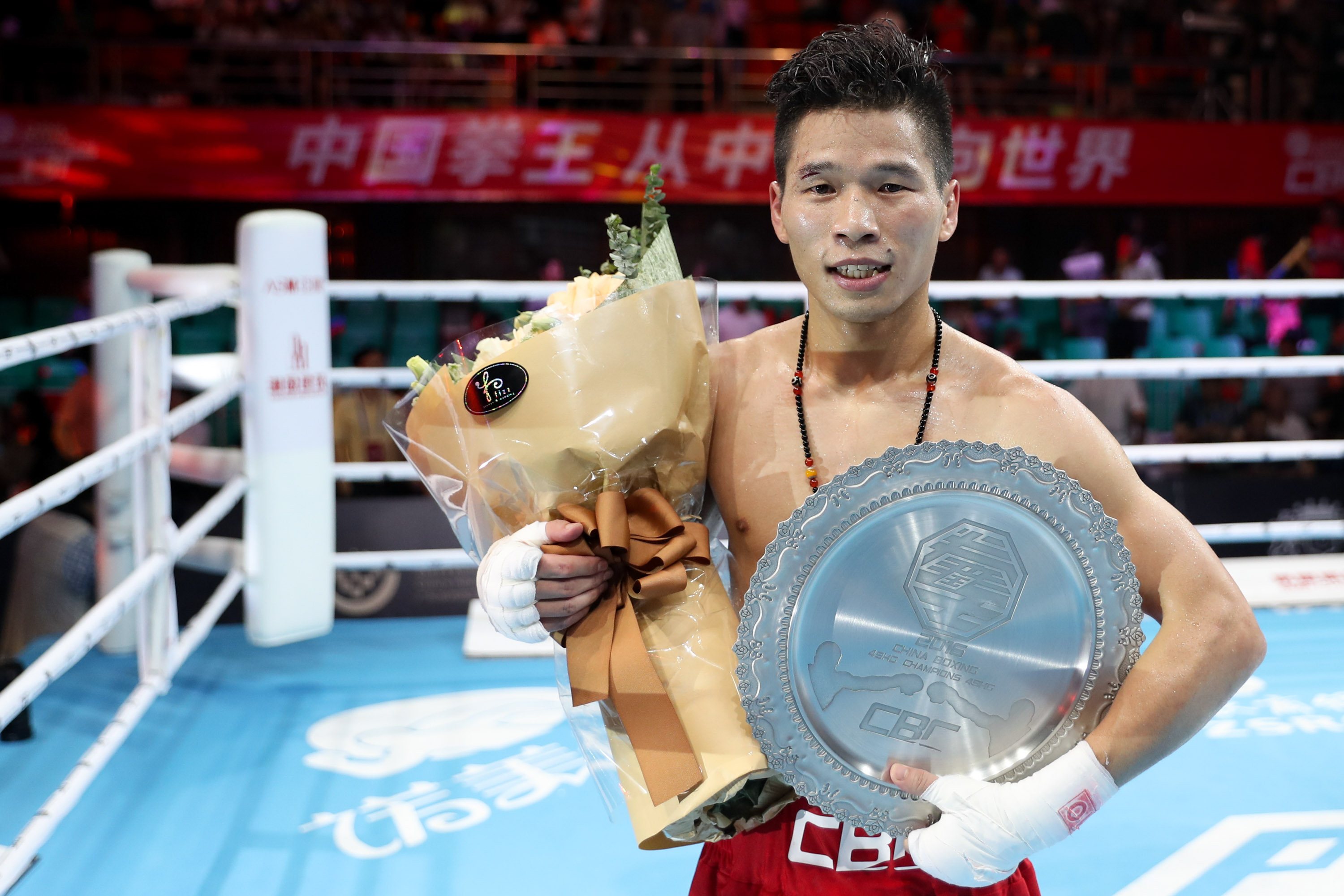 拳击比赛激烈角逐，冠军实力超群的简单介绍