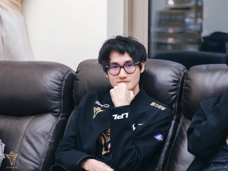 XL碾压V5，Knight一己之力扛起全队的简单介绍