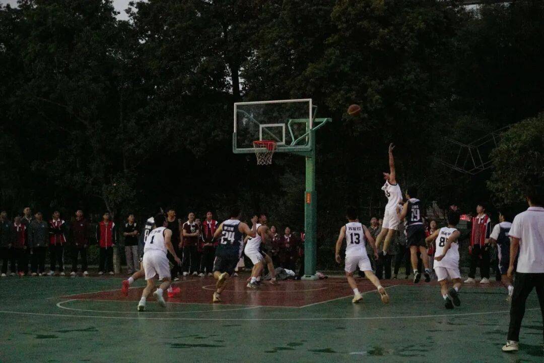 一场精彩的篮球盛宴，万人空巷涌入球场的简单介绍