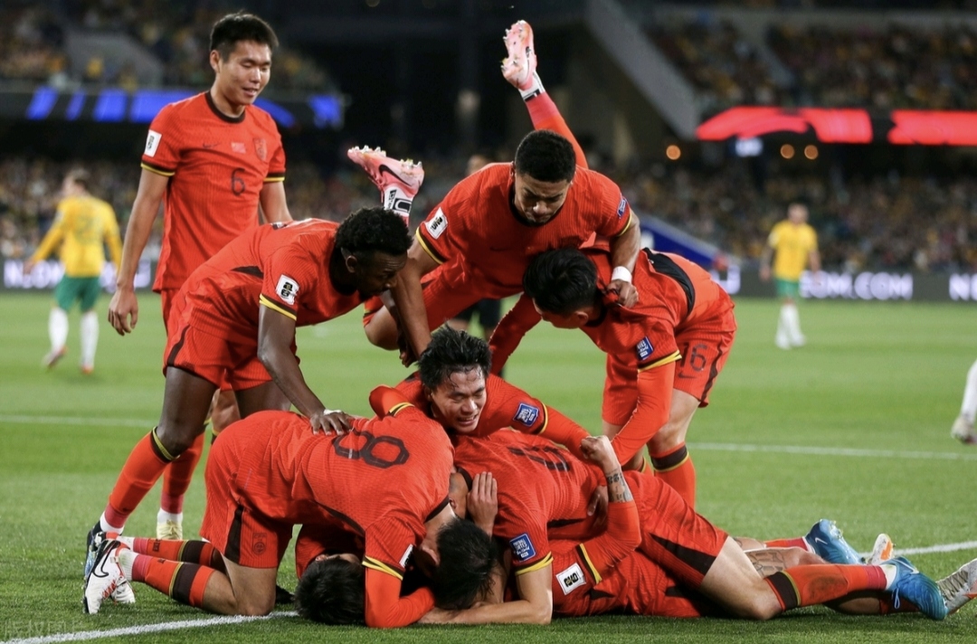 足球友谊赛中两队展开激烈争斗