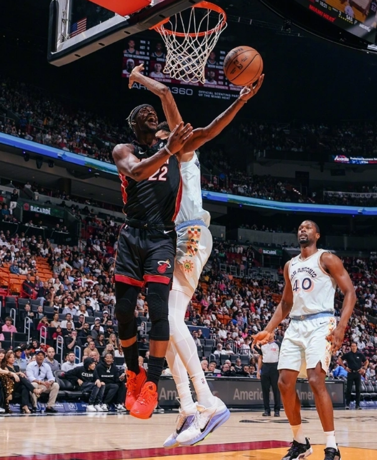 美国男篮绝杀热火B队,哈里斯高光表现 美国男篮绝杀热火B队,哈里斯高光表现