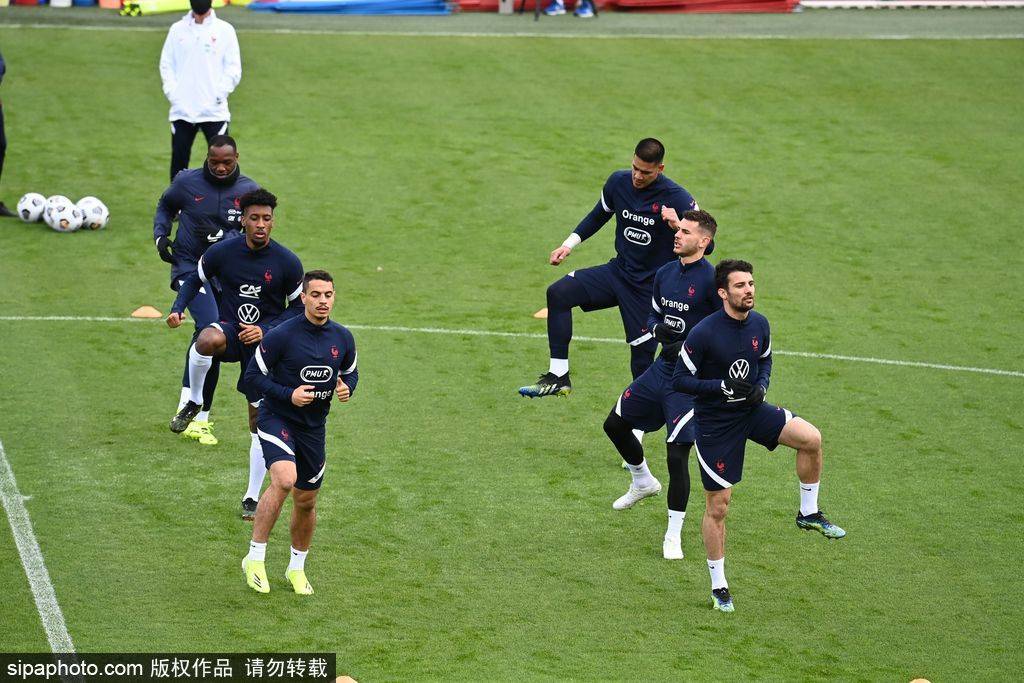 法国队完胜韩国队,黄鸭组合点燃赛场 法国队完胜韩国队,黄鸭组合点燃赛场