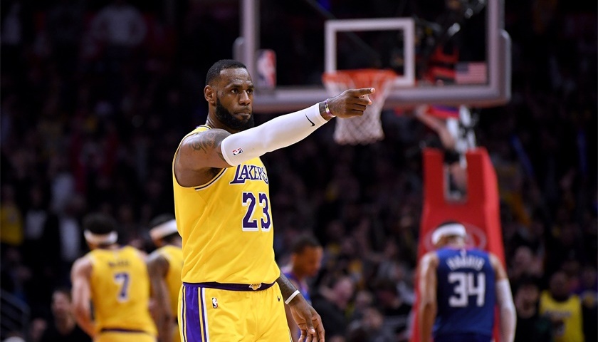 广州队完胜浙江队，詹姆斯点燃赛场