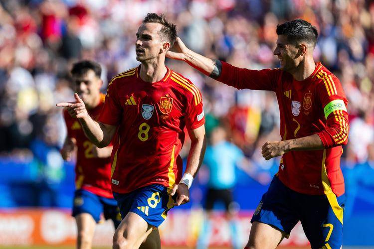 包含足球大赛中，西班牙队难挡捷克队攻势的词条