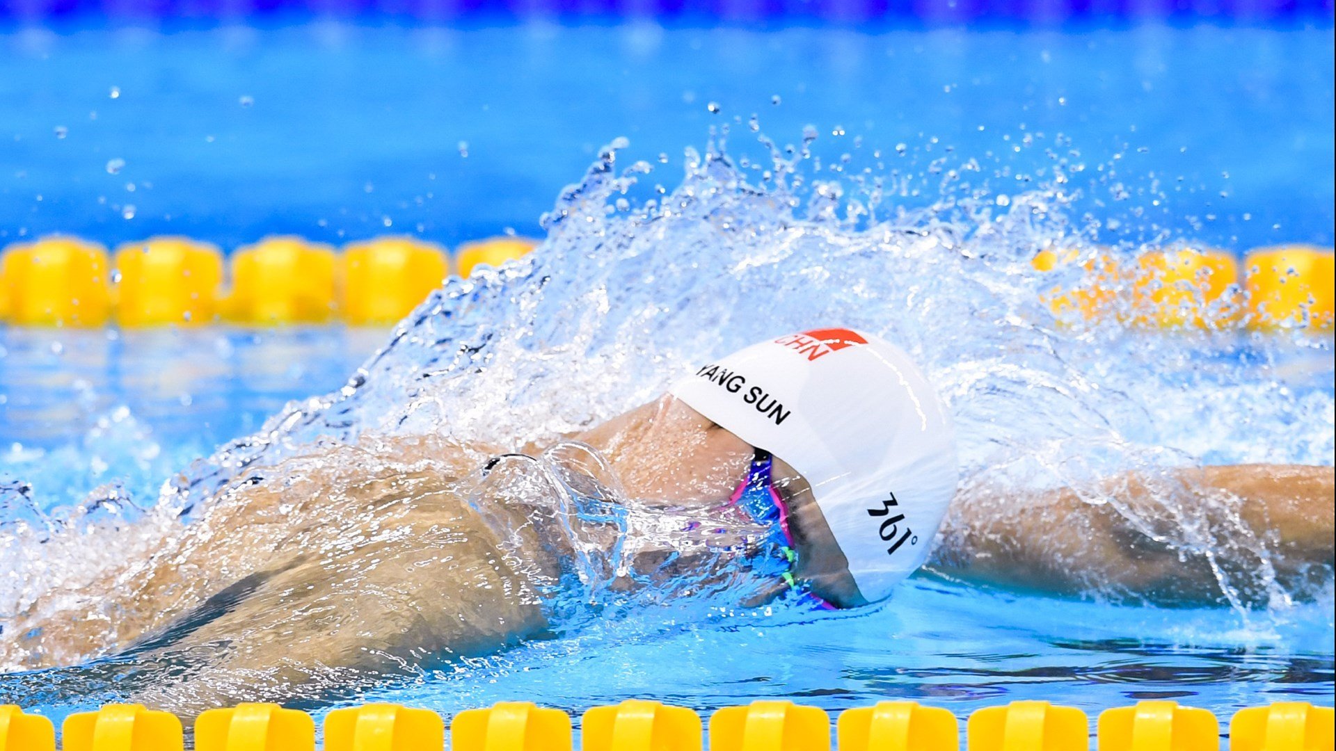 篮球世界碰撞日，广东队战术完胜勇士，布克式领袖力诠释带队真谛